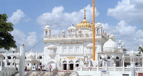 Sikh Temples Offer Free Meals for EVERYONE